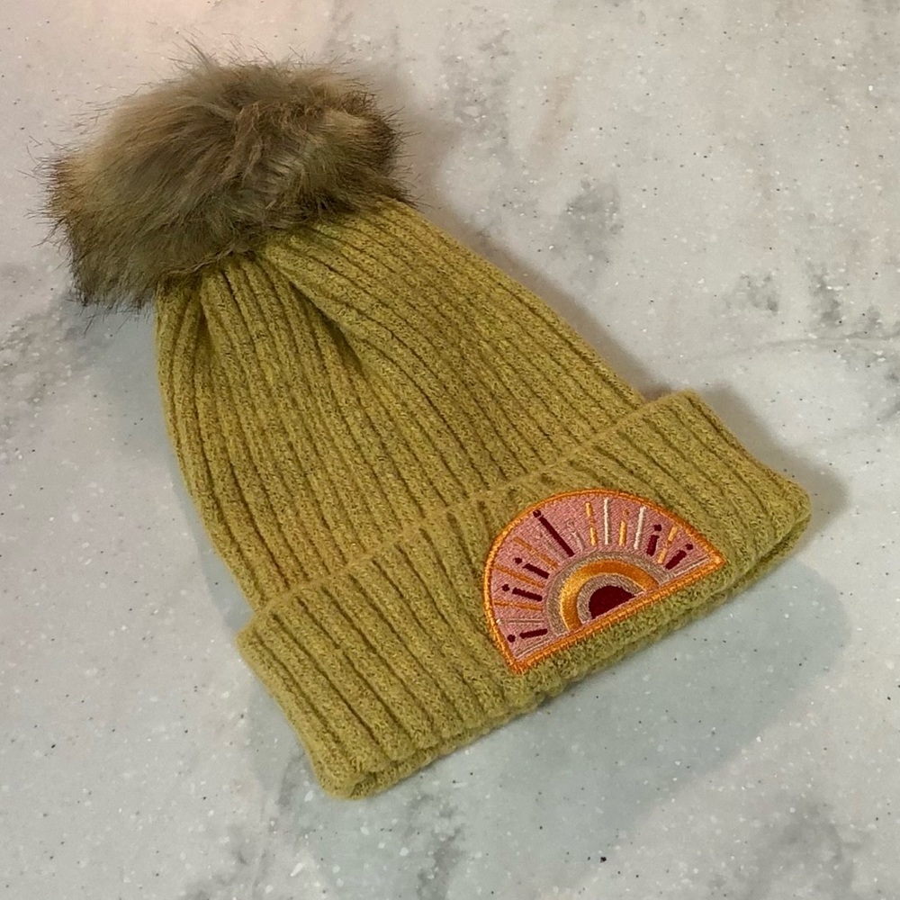NWT Virginia Wolf Sunray Beanie with Snap on Pom